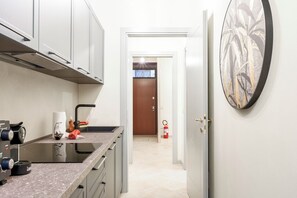 Kühlschrank, Geschirrspüler, Wasserkocher mit Kaffee-/Teezubehör