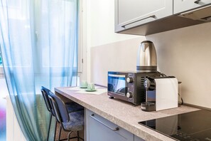 Réfrigérateur, lave-vaisselle, cafetière/bouilloire