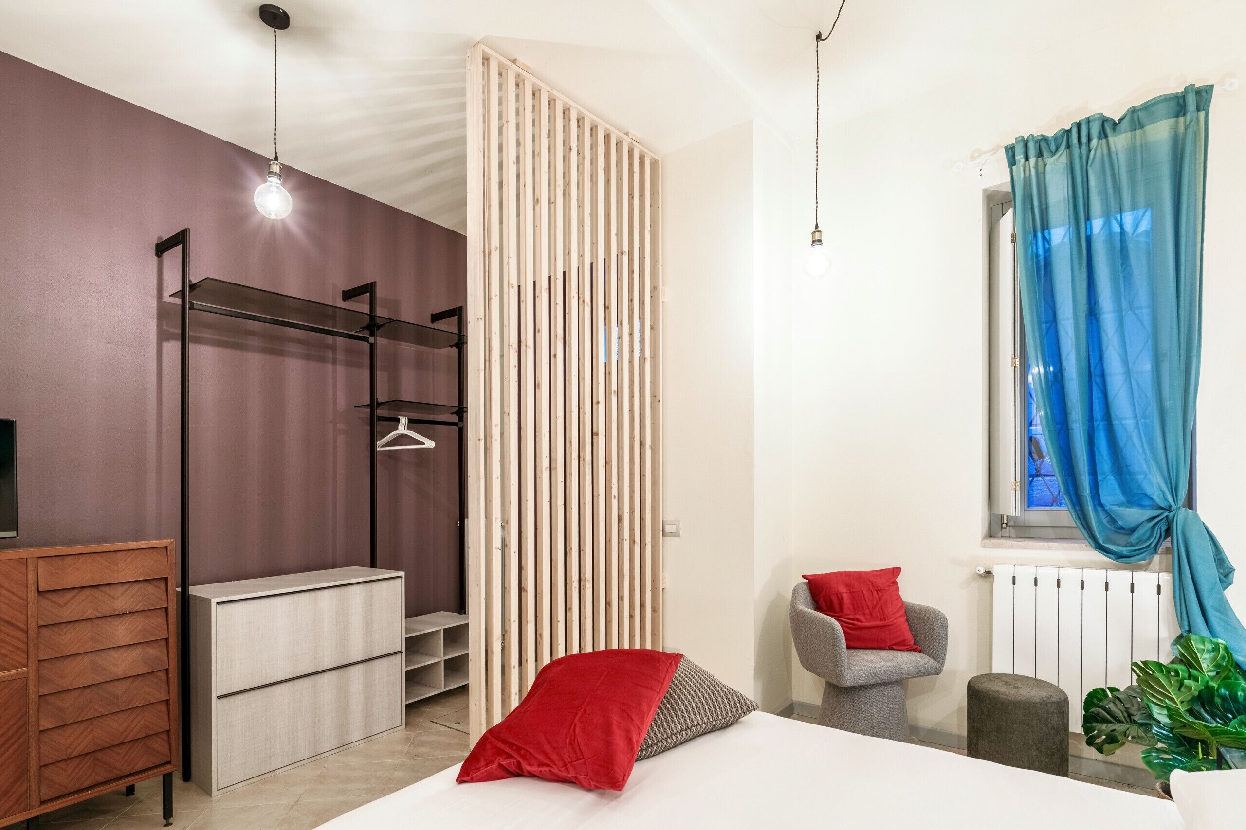 Tabla de planchar con plancha, wifi gratis y ropa de cama 