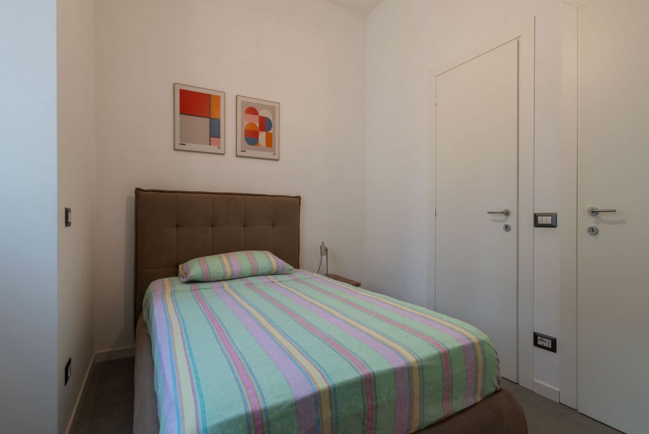 2 bedrooms, desk, iron/ironing board