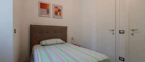 2 slaapkamers, een bureau, een strijkplank/strijkijzer