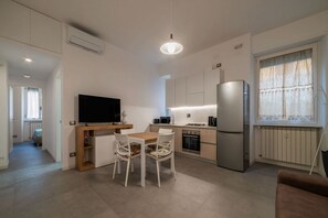 Interior - GuestHost - Modern and welcoming 55sqm apartment, able to accommodate up to 3 people, located on the ground floor of a six-storey building, less than 5 minutes walk from the Bologna Metro stop and the square of the same name.The apartment consists of a l (Roma)