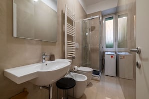 Shower, bidet - GuestHost - Modern and welcoming 55sqm apartment, able to accommodate up to 3 people, located on the ground floor of a six-storey building, less than 5 minutes walk from the Bologna Metro stop and the square of the same name.The apartment consists of a l (Roma)