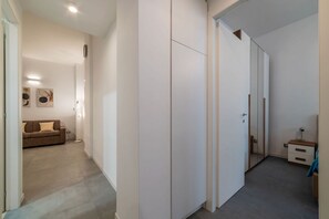Interior - GuestHost - Modern and welcoming 55sqm apartment, able to accommodate up to 3 people, located on the ground floor of a six-storey building, less than 5 minutes walk from the Bologna Metro stop and the square of the same name.The apartment consists of a l (Roma)