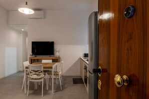 Interior - GuestHost - Modern and welcoming 55sqm apartment, able to accommodate up to 3 people, located on the ground floor of a six-storey building, less than 5 minutes walk from the Bologna Metro stop and the square of the same name.The apartment consists of a l (Roma)