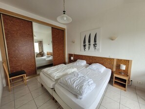 1 bedroom, desk, iron/ironing board, free WiFi - Exceptional sea view (Plouescat)