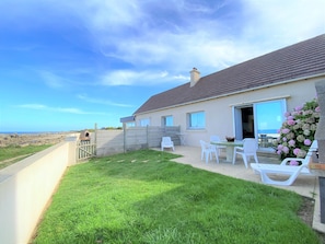 Outdoor dining - Exceptional sea view (Plouescat)