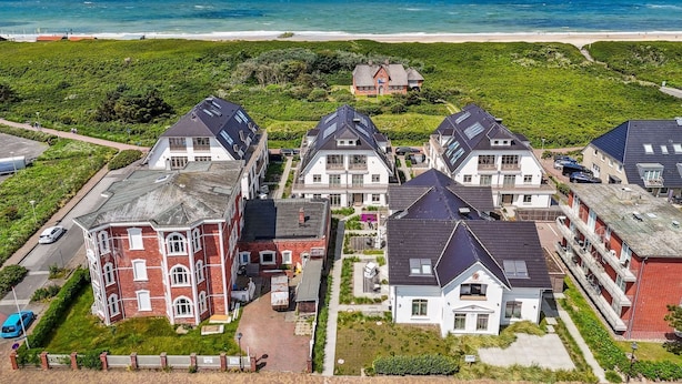 Un quartier résidentiel avec des maisons situées près d’une plage.