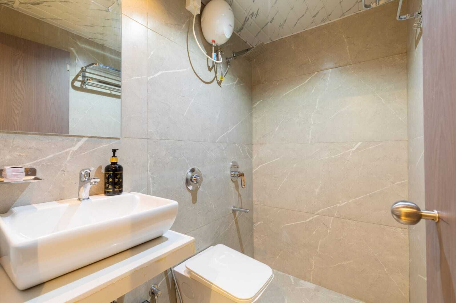 Douche, serviettes fournies, savon, papier toilette