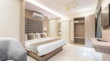 Een strijkplank/strijkijzer, wifi, beddengoed