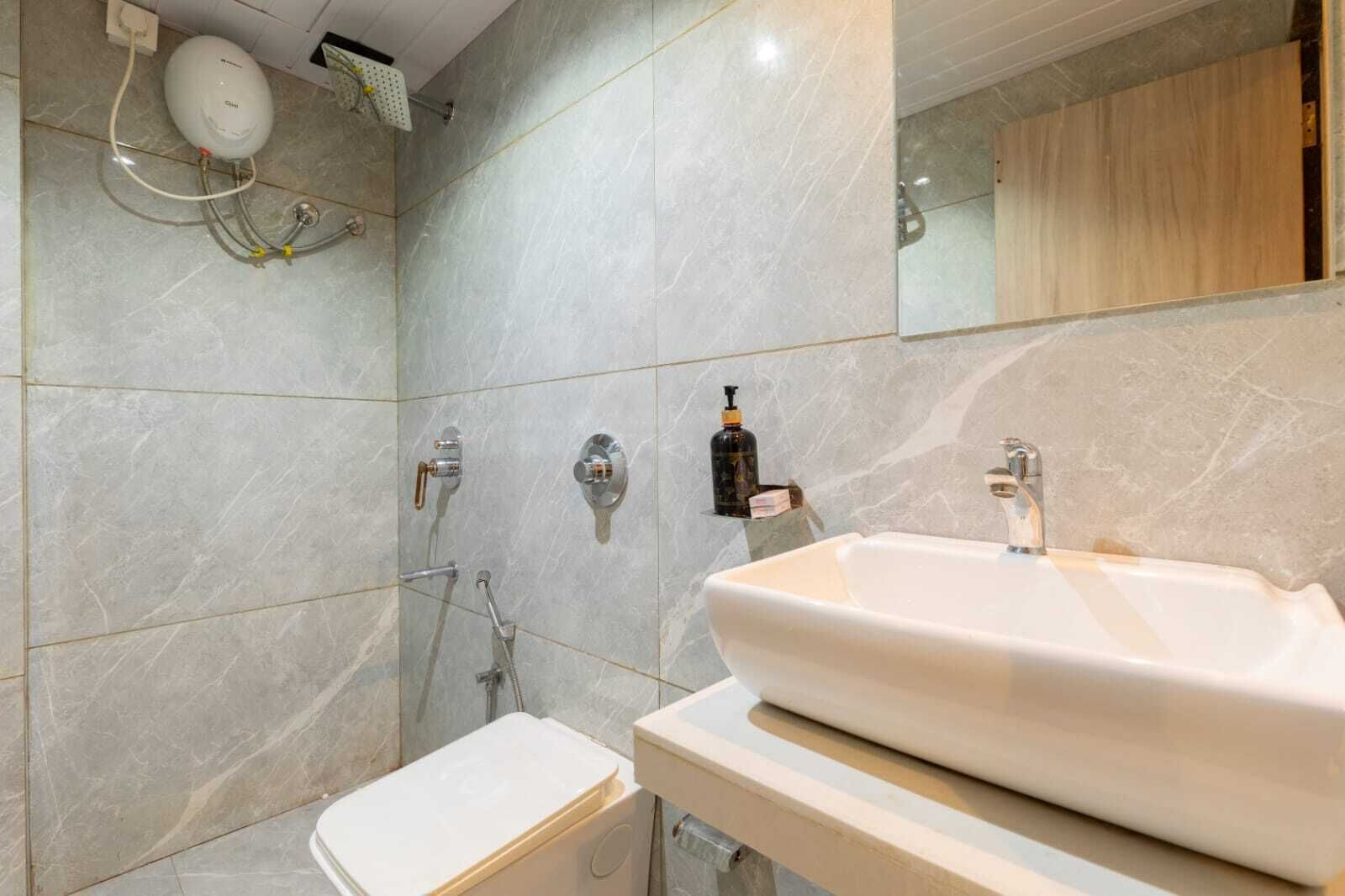 シャワー、タオル、石鹸、トイレットペーパー