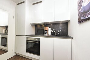 Frigorifero, microonde, forno, piano cottura