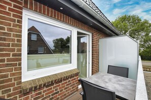 Outdoor dining - Inselzeit apartment 4<br>Cozy apartment with balcony and access to the sea time (Büsum)