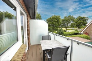 Outdoor dining - Inselzeit apartment 4<br>Cozy apartment with balcony and access to the sea time (Büsum)