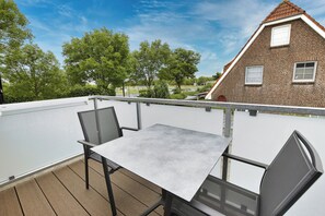Outdoor dining - Island time apartment 6<br>Fantastic maisonette apartment and entrance to the sea time (Büsum)