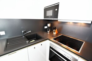Réfrigérateur, micro-ondes, four, plaque de cuisson