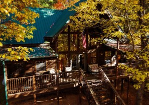 Property grounds - 3 King Suites w/ Hot Tub, Games & Views (Sevierville)