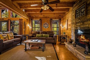Smart TV, fireplace - 3 King Suites w/ Hot Tub, Games & Views (Sevierville)