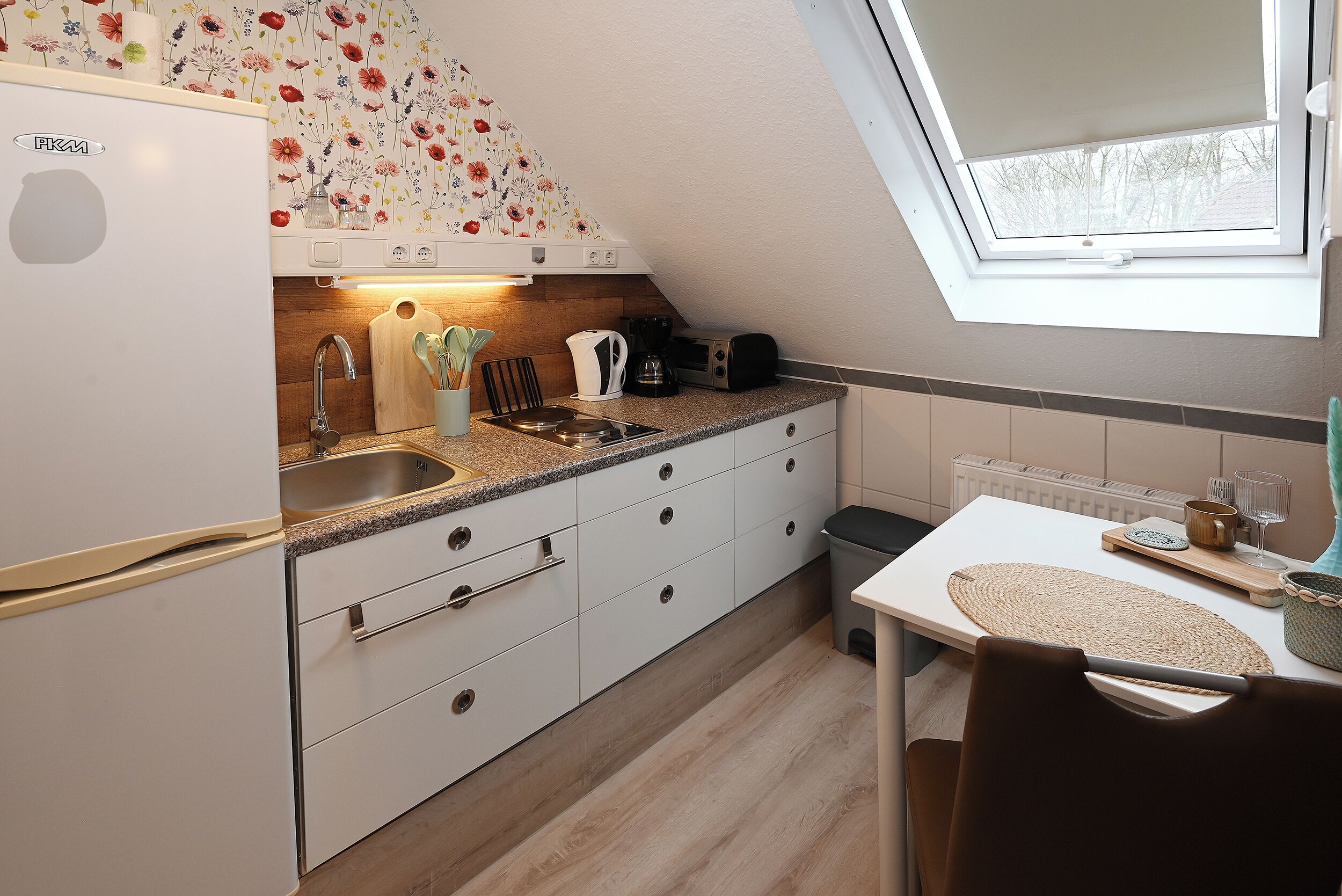 Kühlschrank, Mikrowelle, Herdplatte, Wasserkocher mit Kaffee-/Teezubehör