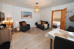 TV, stereo - Noah's Ark - House by the sea<br>Apartment Beach (Büsum)