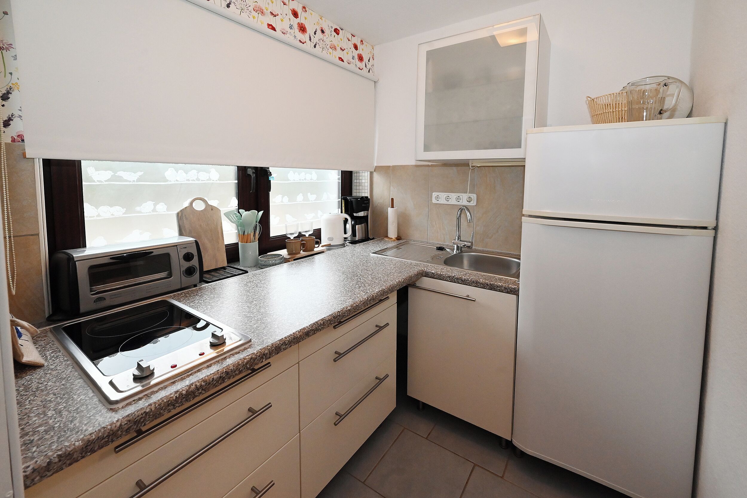 Kühlschrank, Mikrowelle, Herdplatte, Wasserkocher mit Kaffee-/Teezubehör