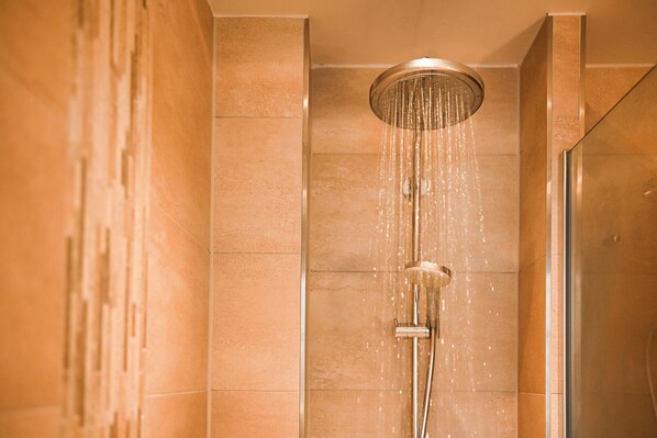 Shower, hair dryer - Apartment "Küstenlicht" with swimming pool (Büsum)