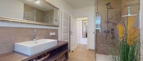 Dusche, Haartrockner, Handtücher