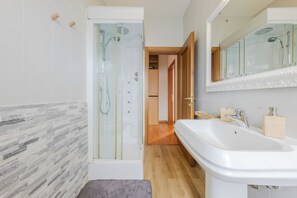 Shower, hair dryer, bidet, towels - Marco Polo Airport GATE 1 Comfy 3BR Apt with Venice Access (Venezia)