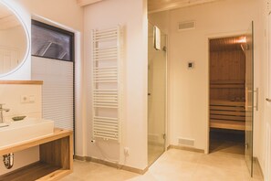 Shower, hair dryer, towels - Gesa welcomes you to the historic Gulfhof with sauna and large garden - Gulfhof (Wangerland)