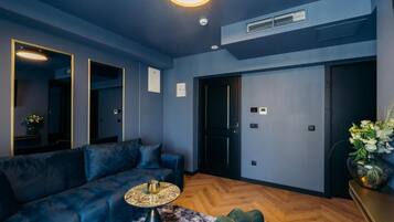 Suite Deluxe, balcon, vue mer | Coin séjour | Télévision