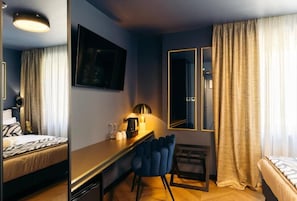 Doppelzimmer, eigenes Bad, Stadtblick | Zimmersafe, Schreibtisch, laptopgeeigneter Arbeitsplatz