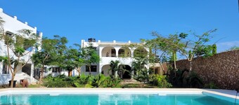 Cozy Ground Floor King Studio with Garden View & Pool