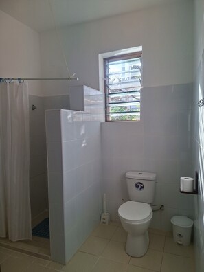 Shower, towels, soap, toilet paper - Cozy Ground Floor King Studio with Garden View & Pool (Diani)