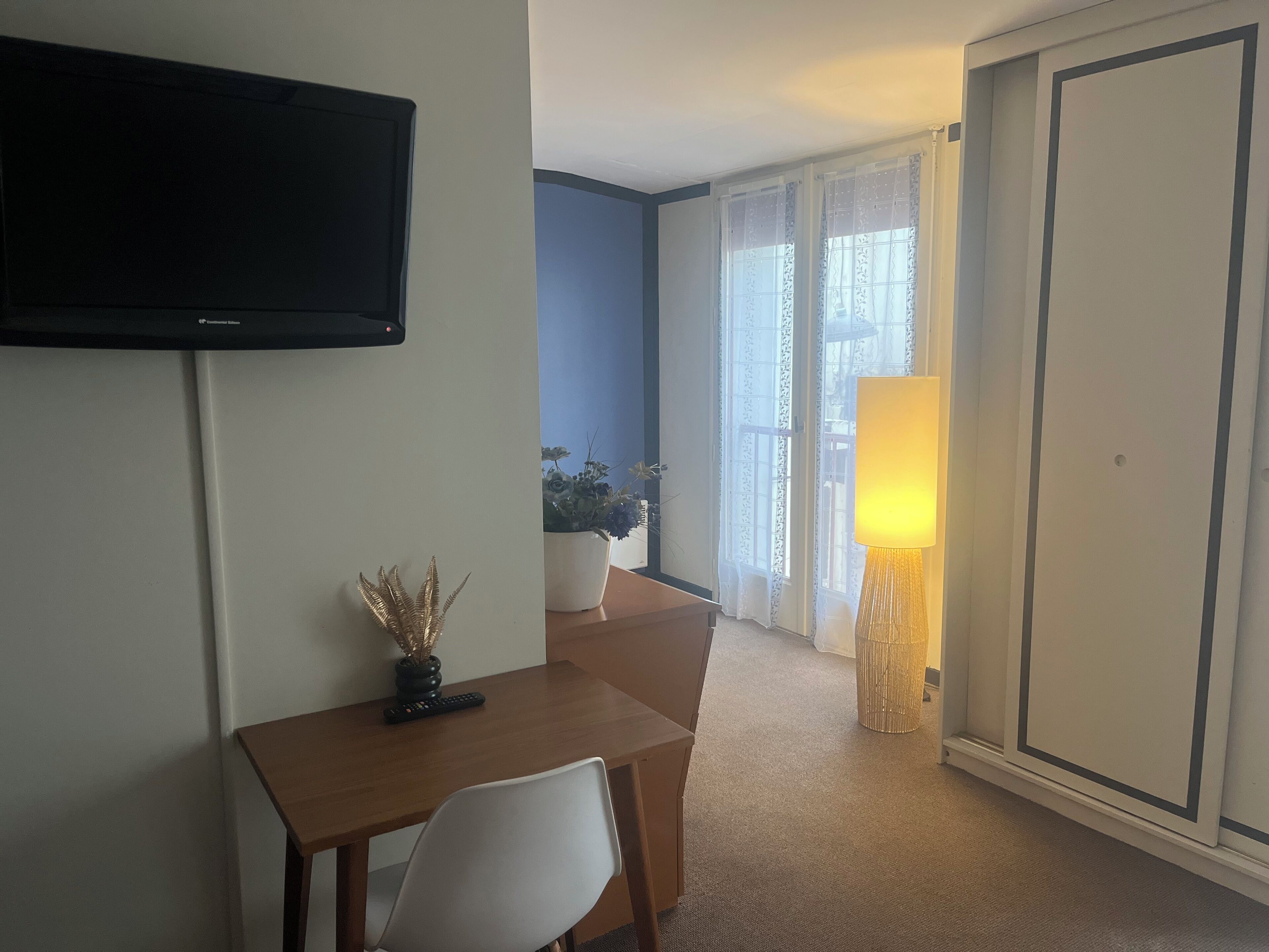 Dreibettzimmer | Schreibtisch, laptopgeeigneter Arbeitsplatz, Bügeleisen/Bügelbrett