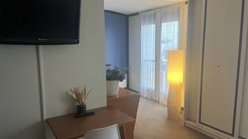 Dreibettzimmer | Schreibtisch, laptopgeeigneter Arbeitsplatz, Bügeleisen/Bügelbrett