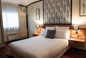 Habitación doble | Escritorio y espacio para trabajar con un portátil