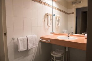 Double Room | Bathroom | Shower, free toiletries, hair dryer, towels
