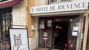 The exterior of Hotel de Jouvance with a signboard, entrance, and a red carpet. - Hotel de Jouvence (Dax)