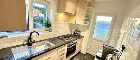 冷蔵庫、電子レンジ、オーブン、コンロ