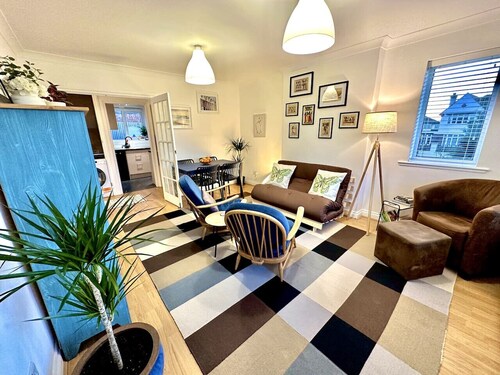 Comfortable 2-bed home with full kitchen near transport links