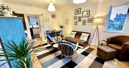 Comfortable 2-bed home with full kitchen near transport links