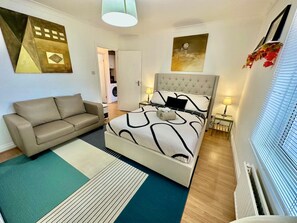 2 bedrooms, desk, iron/ironing board, WiFi