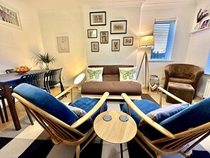 Living area - Comfortable 2-bed home with full kitchen near transport links (Edgware)