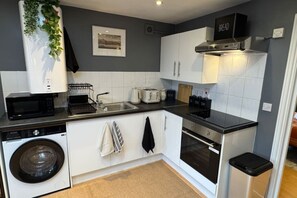 Fridge, microwave, oven, stovetop - Cosy one-bedroom stay steps from shops and transport (Hertfordshire)