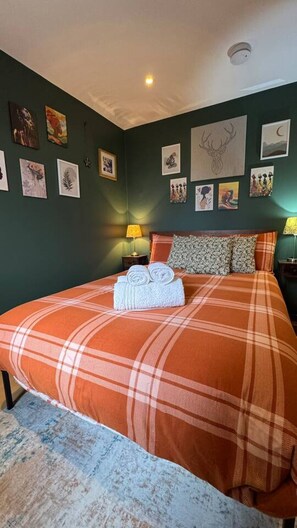 1 bedroom, desk, iron/ironing board, travel cot - Cosy one-bedroom stay steps from shops and transport (Hertfordshire)