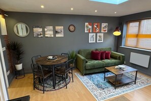 TV - Cosy one-bedroom stay steps from shops and transport (Hertfordshire)