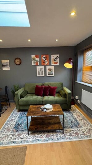 TV - Cosy one-bedroom stay steps from shops and transport (Hertfordshire)