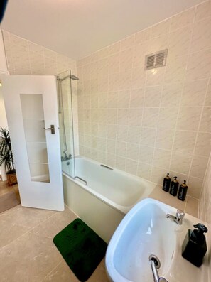 Hair dryer, towels - Spacious 2-bedroom flat with parking, near top event venues (Greater London)