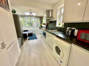 Frigorifero, microonde, forno, piano cottura