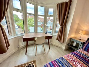 2 bedrooms, desk, iron/ironing board, WiFi - Spacious 2-bedroom flat with parking, near top event venues (Greater London)